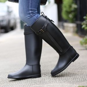 Burberry rain boots- great condition